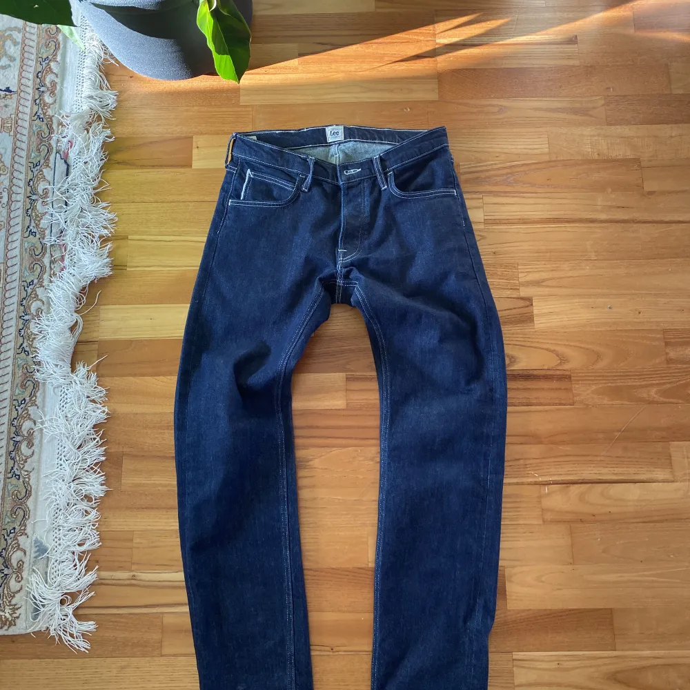 Mörkblåa Lee-jeans med vita detaljer. Köptes för 800 kr. Storlek: W31 L32 Cond: 9/10. Jeans & Byxor.