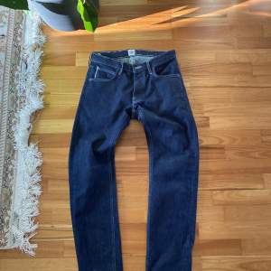 Mörkblåa Lee-jeans med vita detaljer. Köptes för 800 kr. Storlek: W31 L32 Cond: 9/10