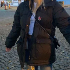 Fjällräven vinter jacka  - Bra skick! Jätte varm och snygg! Skriv vid intresse! Möts upp i Hoting. Säljs på grund av att jag har tröttnat samt behöver rensa garderoben 😊