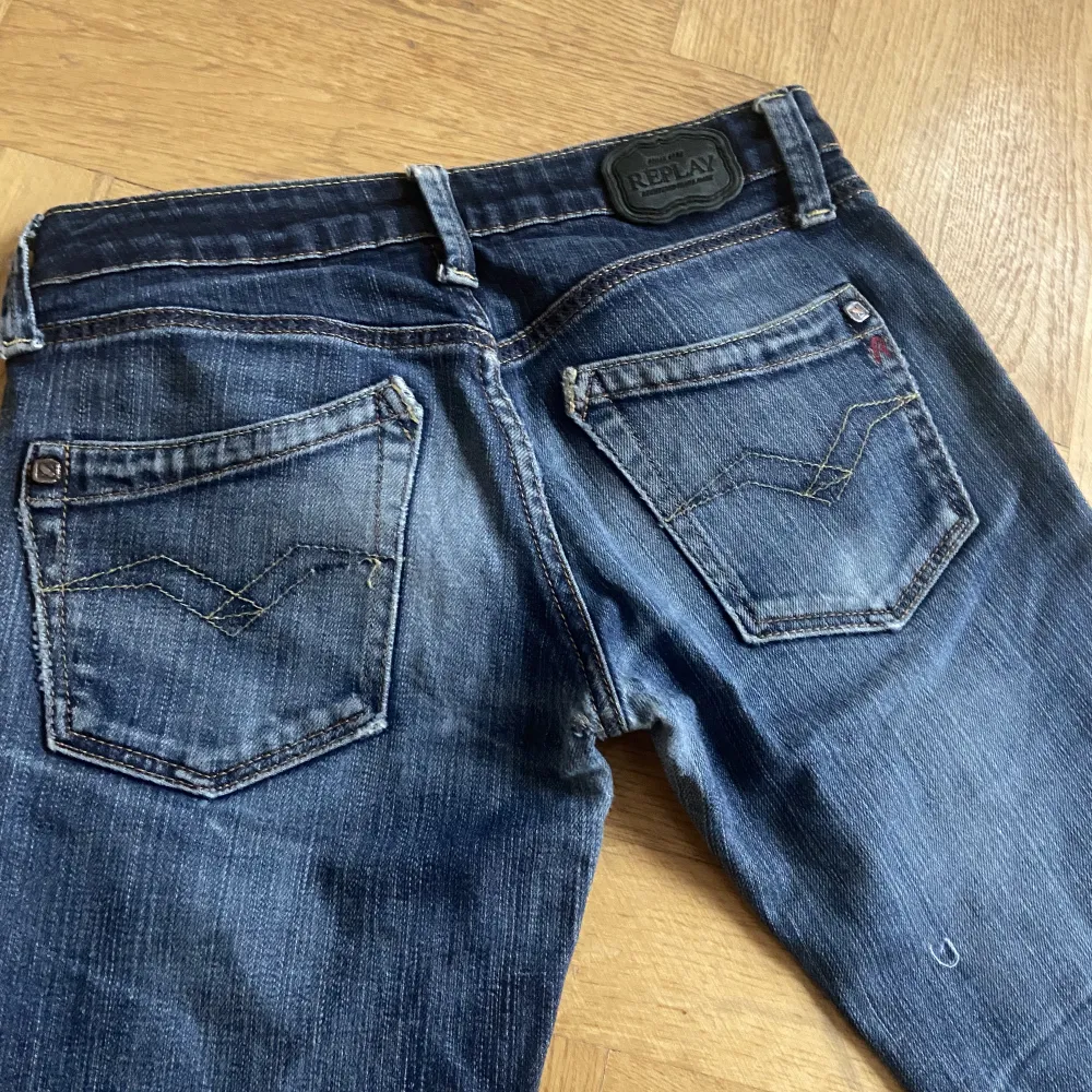 skitcoola lågmidjade replay jeans!! säljer för att de inte passar mig längre! passa på nu när frakten är halverad ❤️. Jeans & Byxor.