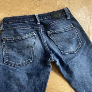 skitcoola lågmidjade replay jeans!! säljer för att de inte passar mig längre! passa på nu när frakten är halverad ❤️
