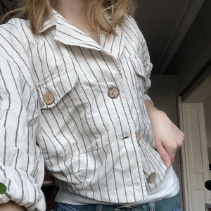 Jacka - Randig croppad vårjacka i svart och vitt🤍Inga defekter💫