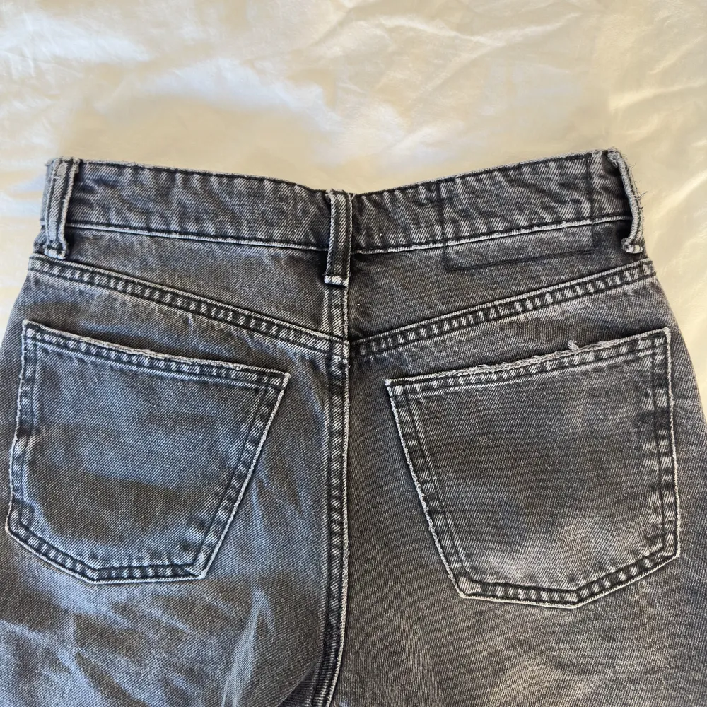 Mörkgråa midrise jeans ifrån zara i storlek 32. De är i fint men använt skick, ”lappen” på baksidan har tyvärr fallit av (se bild 3). Köparen står för frakt❣️. Jeans & Byxor.