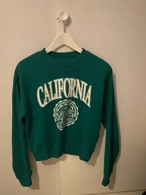 Fin grön sweatshirt från hm som aldrig kommer till användning i storlek S💕