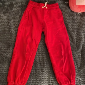 Röda mjukis - Super sköna , fri frakt! Original priset är 350! Andvända typ 2 gånger .