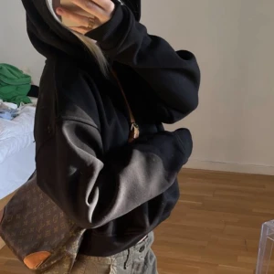 Svart hoodie - Säljer denna asss sköna svarta hoodie då jag har dubbletter! Direktpris 299