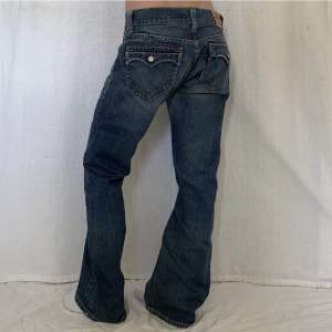 trendiga, lågmidjade jeans köpt på plick nyligen, säljer pga att de tyvärr var för stora för mig  mått-innerbenslängd 81, midja 93💕💕😜 (lånade bilder)