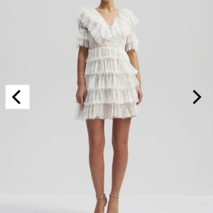 By Malina Klänning - Säljer nu min super fina klänning från By Malina💕Har endast provats 1 gång. Var tänkt till min student men ångrade mig!  Köpt för 2499:- och säljer för 2000:-. Köparen står för frakten!💕Kan diskutera pris vid snabb affär!