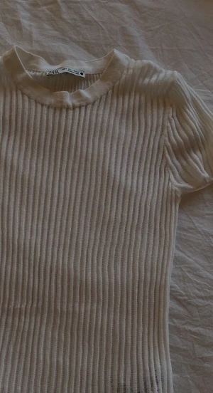 Trendig tröja från zara  - Trodde det skulle vara min stil men tyvärr inte, aldrig använd utan testad 1 gång 🤪Sitter som en vanlig t-shirt - lite pösigare material dock 🤍(finns en liten smink fläck, går säkert bort i tvätten) 