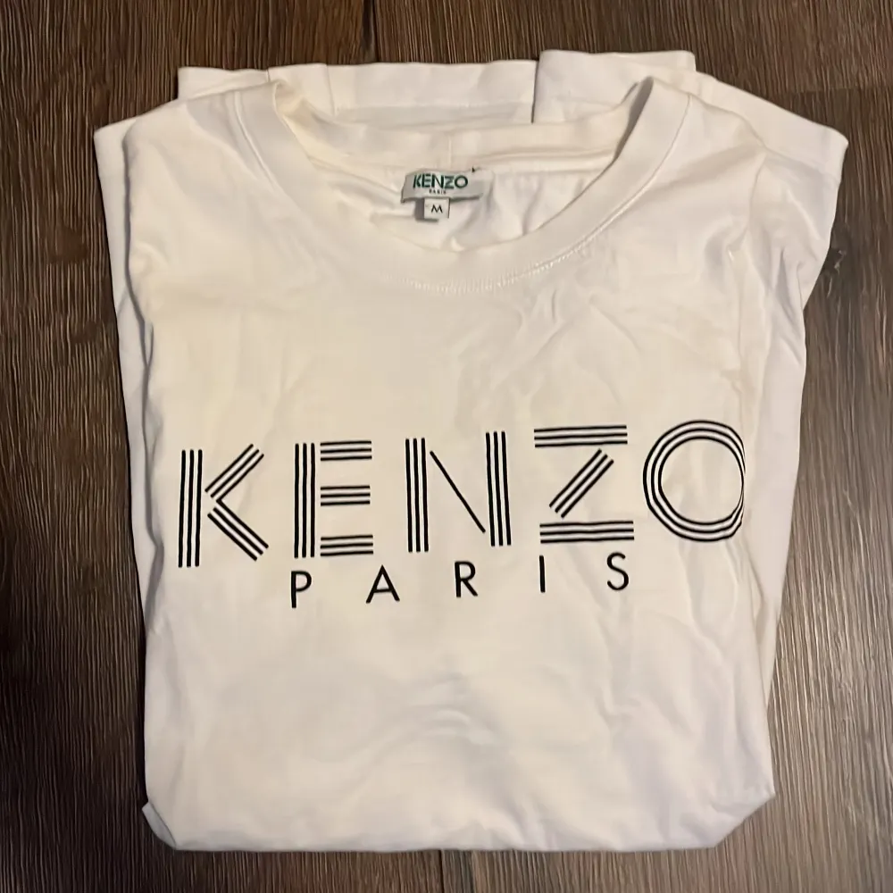 Vit kenzo tshirt i fint skick använd ett fåtal gr 8/10 skick Nypris 1300. T-shirts.
