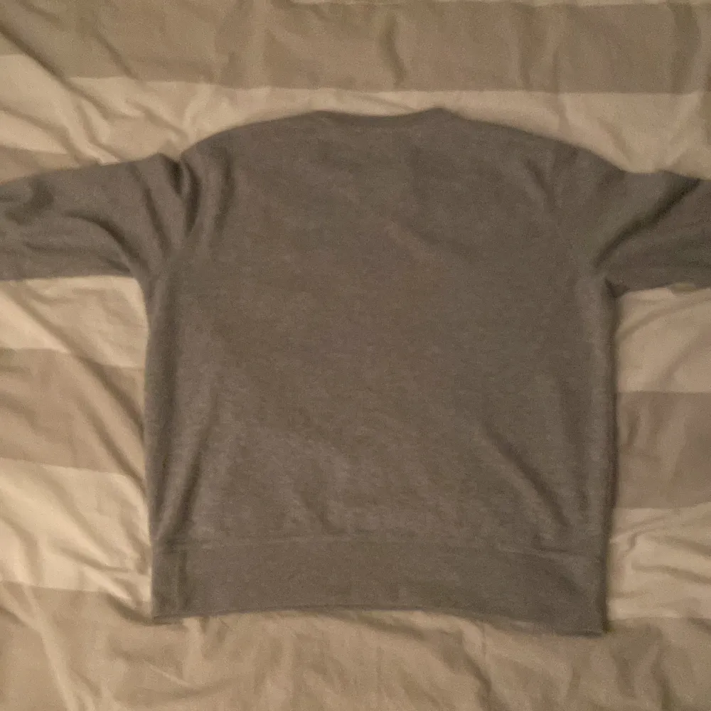 En grå polo tröja. Storlek M passar bra mellan längden 170-180. (Det var så lång jag va när jag använde den) Bra skick. Pris diskuteras. Tröjor & Koftor.