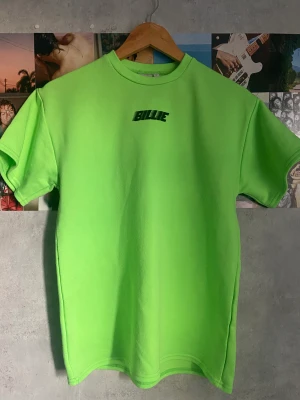 Billie Eilish t-shirt  - En äkta Billie Eilish t-shirt som jag köpte när hon spelade på Lollapalooza i Sthlm. Använd Max tre gånger och den är normal i storleken 