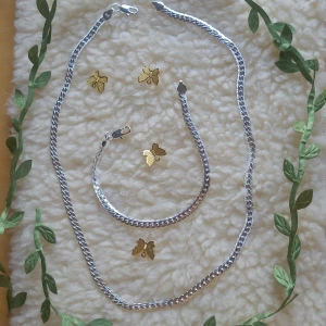NYTT HALSBAND OCH ARMBAND I STERLING SILVER - NYTT  SET HALSBAND OCH ARMBAND,  SIVERLÄNK, STÄMPLAD 925. LÄNGD HALSBAND: 50 CM, LÄNGS ARMBAND: 20 CM. Bredd 0,5 CM. VIKTEN AV BÅDA TILLSAMMANS: 29 GRAM. 