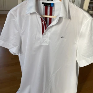 Retro tröja från j lindberg - Vit retro polokrage från j lindberg. Välanvänd men inga defekter eller missfärgning
