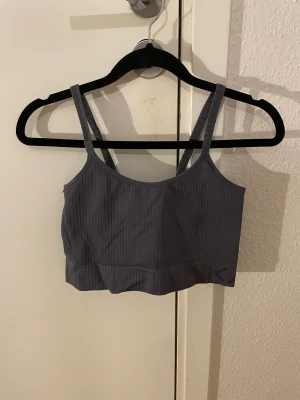 Sporttopp - Sporttopp köpt från Kappahl för 249kr. Den är en fin blå/grå färg men använder inte den längre. Den är lite stor i storleken för jag brukar ha s. Går även att använda som en vanlig topp. 