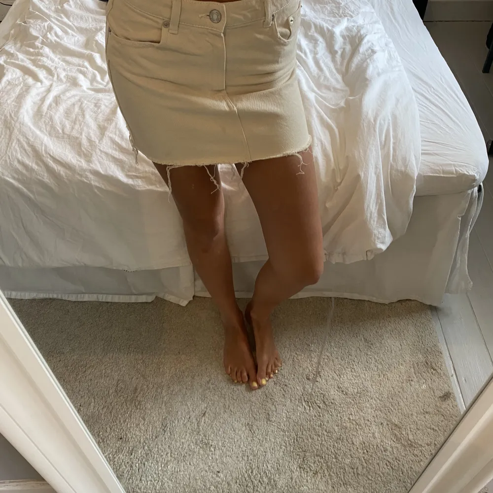 Off white jeans kjol från zara. Kjolar.
