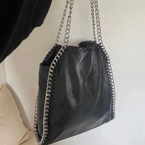 Tiamo väska - (Lånade bilder!). Säljer denna jätte populära väska från Tiamo. Den är i använt skick så kom privat för egna bilder på de små defekterna osv. Nypris runt 550 kr. Mitt pris är 195 + frakt🫶🏻 de är bara att höra av sig för frågor.