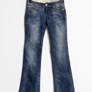 Low-Rise Flare jeans 25x32 - köpte dem här superfina jeansen på sellpy för någon månad sen men eftersom dem tyvärr var för små säljer jag vidare!🤍kvaliten är jättebra och jag skickar gärna fler bilder om det behövs, inte använda och lappen från förra säljaren sitter kvar. kan mötas i sthlm!🫀