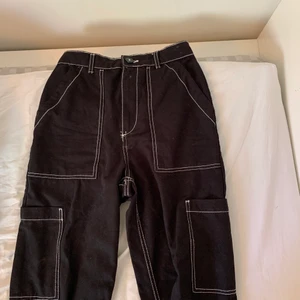 Jeans   - Coola hm jeans köpta för lite mindre än ett år sen,   byxorna är 34 men jag skulle säga att dom är i xs-m beroende på hur tight man vill  ha. PRIS KAN FÖRHANDLAS 