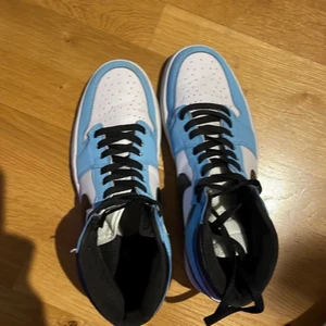 Air Jordan 1 high white university - Säljer pga av att aldrig använder. Priset är förhandligsbart så det stämmer inte riktigt.