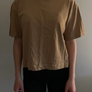 oversized t-shirt från Gina Tricot - t-shirt i bra skick som knappt är använd, strl M