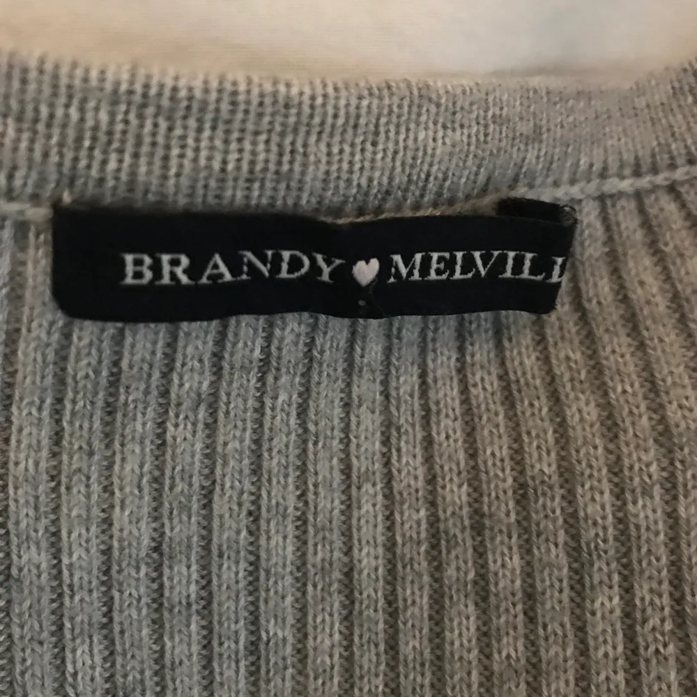 Grå Brandy Melville kofta, endast använd ett fåtal gånger. Inga fläckar eller spår utav att den är använd, den ser helt ny ut. . Tröjor & Koftor.