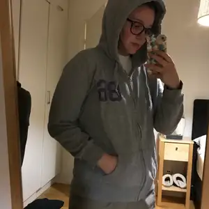 Grå zip-up hoodie i storlek M från bikbok, skön och bra skick! 
