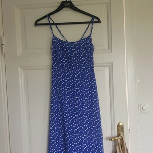 Blommig klänning  - Jätte fin blommig klänning som jag säljer vidare! Köpt på plick förra våren och har använts av mig 3 ggr, knappt använd av förra säljaren, så i väldigt fint skick. Bandlängden kan justeras och den har dragkedjan på sidan. 173 på bilden, slutar i mitten av vaderna på mig. Från asos ursprungligen, frakt ingår inte🌼 