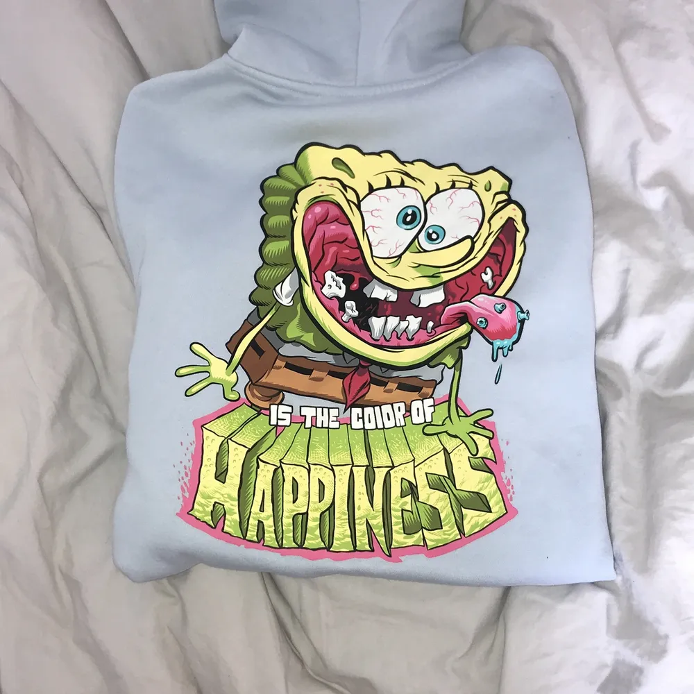 Skitcool hoodie med svampbob märke🤩 kommer tyvärr inte till användning); har två fläckar (syns typ inte) och därför säljer jag den billigt!. Hoodies.