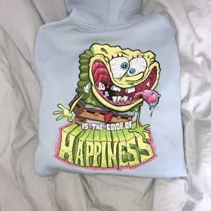 Hoodie  - Skitcool hoodie med svampbob märke🤩 kommer tyvärr inte till användning); har två fläckar (syns typ inte) och därför säljer jag den billigt!