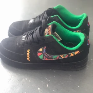 Nike skor - Svart Nike Airforce1 skor i suéde. Snygga och unika. Använda ca 10 ggr. Säljs pga mindre användning