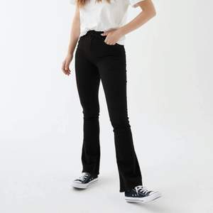 Ett par jättefina bootcut jeans från GINA tricot i storlek S !! Användt fåtal gånger och säljs eftersom de har blivit för små ❤️❤️ Hör av er om ni har frågor eller vill köpa!! 🥰