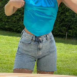 Jeansshorts - Säljer dessa jeansshorts från h&m som är använda ett fåtal gånger. De är i nyskick och säljer då de tyvärr blivit för små:( stl 34 129kr pris kan diskuteras vid snabb affär BUDA