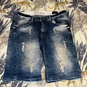 👖 Jeans Shorts 🩳  - Jeans shorts, sjukt skönt material. Känns som silke mot din hud, får dig att känna dig ung igen.