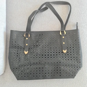 Väska - Svart väska med guld detaljer, har 7 fack, aldrig använd, fick den ca 7 år sedan. 