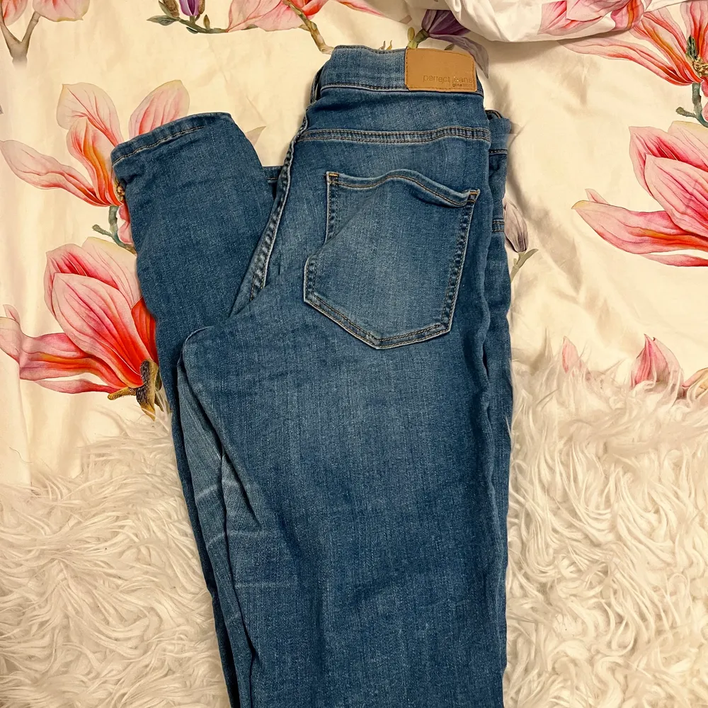 Fina blåa byxor från Gina Tricot de är väldigt stretchiga och  kostade 300 kr men säljer den för 200 men pris kan diskuteras . Jeans & Byxor.