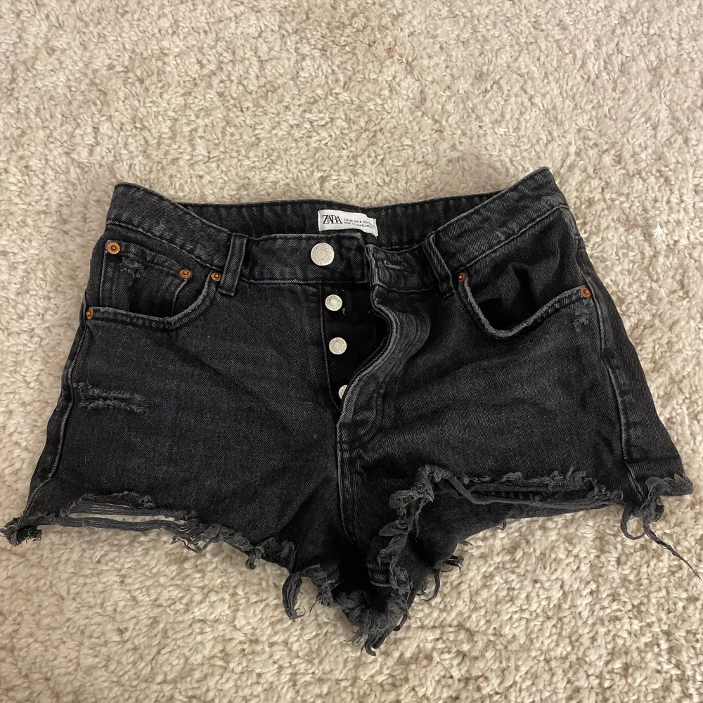 Grå/svarta jeansshorts perfekta till sommaren! De sitter jättesnyggt på men har för många shorts😍 köparen står för frakt. Shorts.