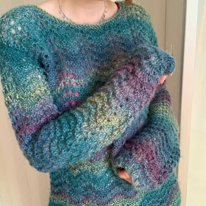 Flerfärgad stickad tröja - (obs!! Har rosa bh under på bilden). Superfin stickad tröja som tyvärr inte kommer till användning längre:( Passar S-L 