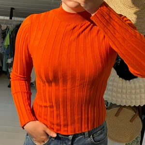 Orange långärmad tröja - Orange långärmad tröja från stradivarius i storlek M.Stor garderobsrensning så kolla gärna in mina andra plagg, samfraktar gärna :)  