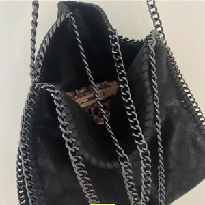 Väska - Säljer denna jättesnygga väskan då jag inte är i behov av den💕💕 stella mchethey liknande väska.