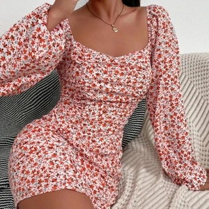 Jätte fin klänning  - Super vacker sommar klänning ifrån Shein som jag säljer, aldirg använd då de vart vinter och för kallt😆säljer för den inte satt så bra. Storlek XS/S🌸💫