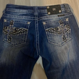 Miss me jeans - Säljer nu ett par jätte snygga lowaist miss me jeans eftersom de tyvärr var för små för mig. De är straight leg. Storlek S men skulle säga att de passar XS med beroende på hur man vill att de ska sitta! Lite för långa för mig som är 163 cm. 💕 Buda! Frakten är gratis <3 köp direkt för 600