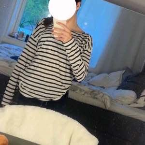 Randig tröja  - Fin tröja i gott skick, från HM i storlek 38/S den passar hyfsat bra på mig som är en XS :) Frakt pris är olika, beror på om du vill ha spårbar. 