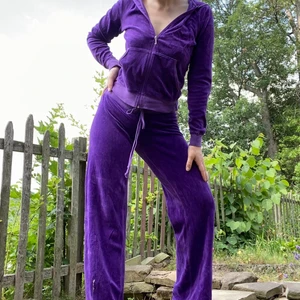 säljer y2k juicy couture  - detta är ett lila juicy sätt, strlk xs/s jag är S och det passar mig, säljer pga inte kommer till användning, köparen står för frakten! skriv vid intresse💞