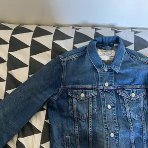 Säljer min jeans jacka från Levis som aldrig är använd, köpt för 1300kr och är väl bevarad. Har aldrig tvättat den och den är helt ny. Ge förslag på pris så får du den för ett lämpligt pris. Tänker mig mellan 200-300kr. 