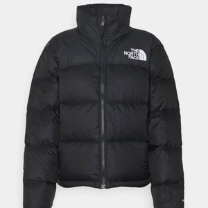 The North Face jacka - Jacka från The North Face. Den är i juniormodell, passar xxs-xs❤️ Nypris: 2800kr Säljer för endast 950kr då den har en liten skada på bröstet (inget som direkt syns, se sista bilden)😊