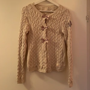 Odd Molly kofta stickad - Odd Molly kofta stickad, beige med puderrosa rosetter, storlek 1. Sparsamt använd. 