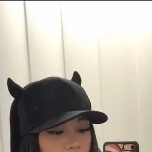 Y2k keps me horn  - Köpte den för någon månad sen och den har bara legat hos mig, har aldrig använt den ute eller hemma. Den är mycke y2k stil o passar bra för feta outfits.  Endast seriösa köpare får kontakta mig. Inga oseriösa! 