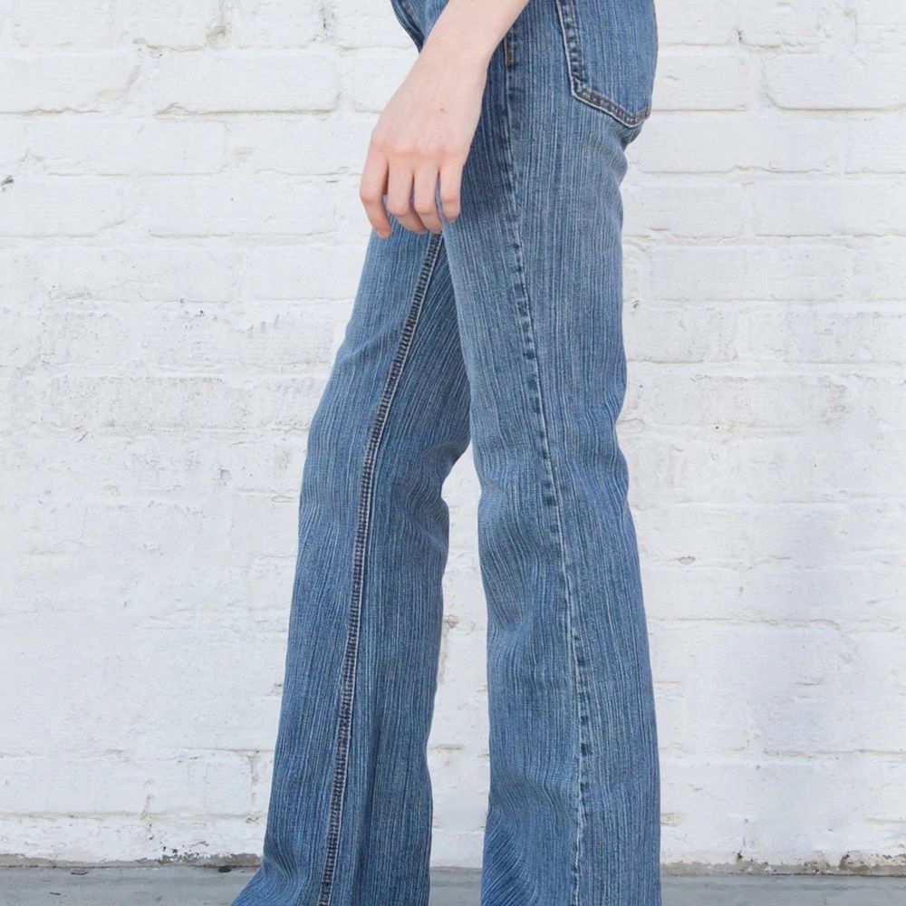 Säljer dessa brielle 90s jeans från brandy melville i storlek small. Säljs eftersom att dem inte kommer till användning . Jeans & Byxor.