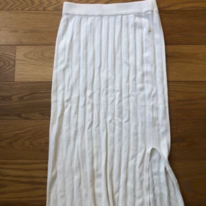 Stickad kjol - Superfin stickad kjol ifrån Gekås, det är Pernilla Wahlgrens kollektion 💗 superfin nu att ha till sommar 💋 100kr plus frakten 👌🏻